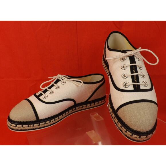 NIB CHANEL G31345 BEIGE CANVAS LACE UP PEARLS CC ESPADRILLE FLAT OXFORDS 39.5 - Picture 3 of 12